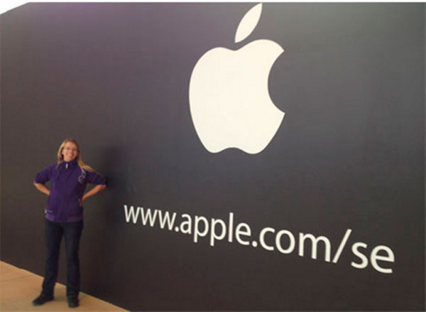 Apple Store de Estocolmo con cartel negro