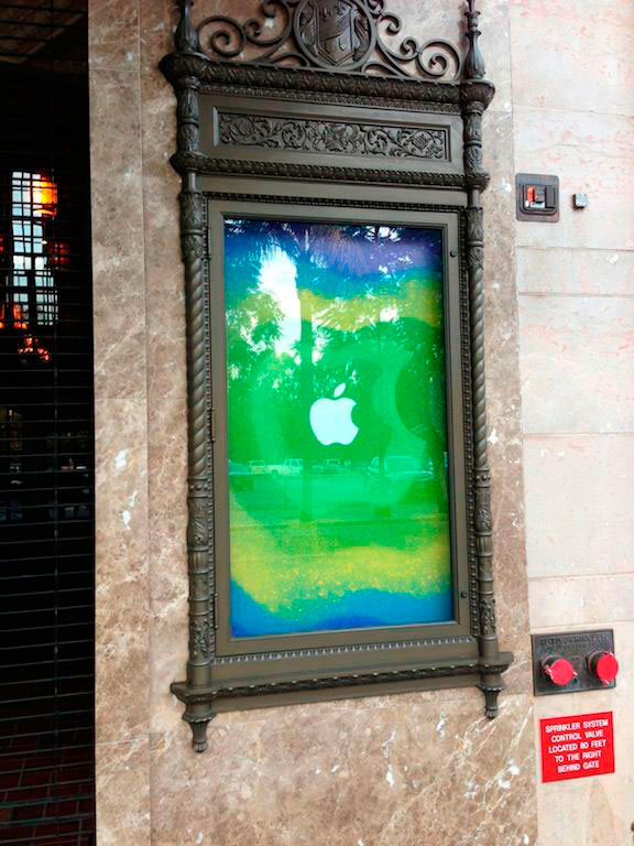 Cartel de Apple en Teatro California Cartel de Apple en Teatro California