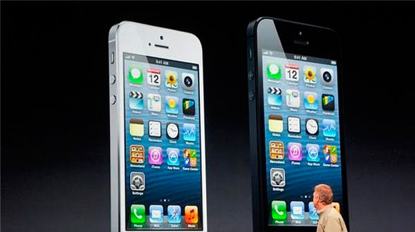 iPhone 5 blanco y iPhone 5 negro iPhone 5 blanco y iPhone 5 negro durante su presentación