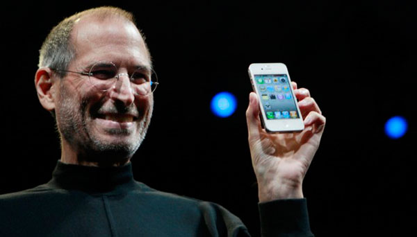 Steve Jobs con un iPhone 4 blanco
